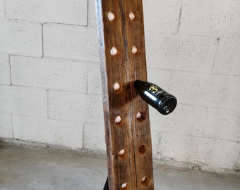 Handgefertigter Flaschenhalter aus Holz und Eisen.