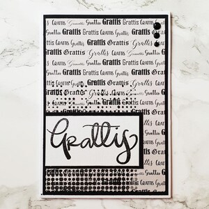 Può includere: Biglietto di auguri in bianco e nero con la parola "Grattis" in corsivo su un rettangolo bianco. Lo sfondo presenta la parola "Grattis" in vari caratteri. Due abbellimenti neri in alto.