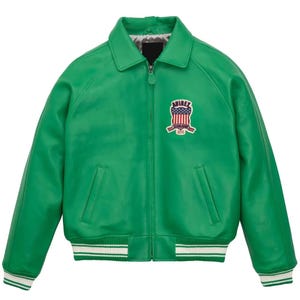 Puede incluir: Chaqueta de cuero verde brillante con cuello y cierre de cremallera. Cuenta con un parche en el pecho con el texto "AVIREX" y un dise&ntilde;o con la bandera estadounidense. Los pu&ntilde;os y el dobladillo tienen detalles a rayas blancas y verdes. Mide unos 76 cm de largo.