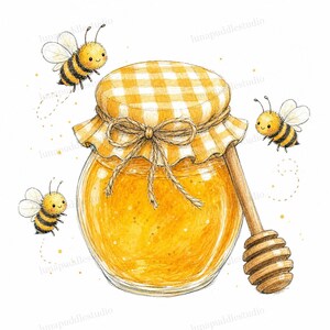 Op de afbeelding: Een digitale illustratie van een glazen pot gevuld met goudkleurige honing, afgedekt met een geel-wit geblokte stoffen deksel vastgebonden met een touwtje. Een houten honingdipper rust tegen de pot, omringd door drie kleine, lachende bijen.