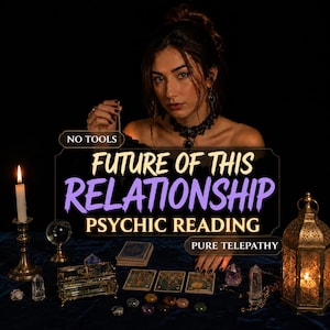 以下が含まれることがあります： NO TOOLS、FUTURE OF THIS RELATIONSHIP、PSYCHIC READING、PURE TELEPATHYというテキストが表示されたサイキックリーディングサービス。真鍮の燭台に立てられた火のついたキャンドル、水晶玉、ガラスの箱、タロットカード、様々なクリスタルが配置されています。