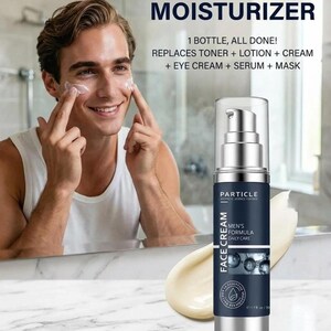 K&ouml;nnte beinhalten: Ein Mann tr&auml;gt Feuchtigkeitscreme aus einer silbernen und marineblauen Flasche auf. Auf der Flasche steht "MEN'S 6-IN-1 MOISTURIZER" und "FACE CREAM". Der Text auf der Flasche lautet auch "REPLACES TONER + LOTION + CREAM + EYE CREAM + SERUM + MASK".