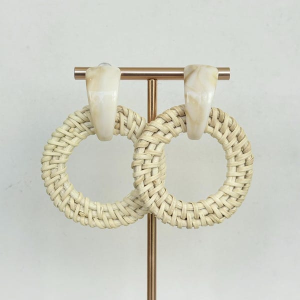Crème hars rotan oorringen, boho-strand zomersieraden