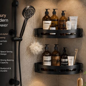 Puede incluir: Estanter&iacute;as de esquina negras en una ducha, llenas de botellas de art&iacute;culos de aseo marrones. Se ve un cabezal de ducha negro con agua fluyendo. El texto dice "Luxury Modern Shower" y destaca el dise&ntilde;o que ahorra espacio y la resistencia a la corrosi&oacute;n.