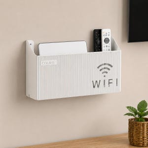 Puede incluir: Un organizador de pared blanco con textura acanalada vertical. El frente presenta el texto COLNSE y un símbolo de WiFi con la palabra WIFI debajo. Dentro hay un dispositivo electrónico blanco, un control remoto negro y un control remoto blanco.