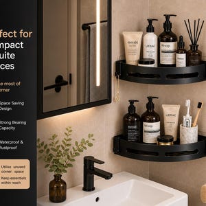 Puede incluir: Estanter&iacute;as de esquina negras en un ba&ntilde;o, con art&iacute;culos de aseo y accesorios. Las estanter&iacute;as est&aacute;n montadas en una pared beige, con un espejo y un lavabo. El texto dice "Perfect for Compact Ensuite Spaces".