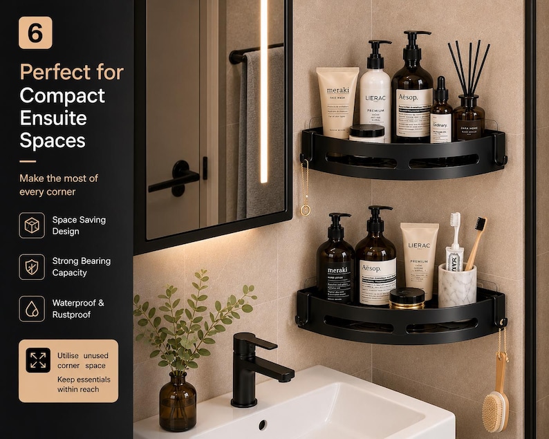 Puede incluir: Estanter&iacute;as de esquina negras en un ba&ntilde;o, con art&iacute;culos de aseo y accesorios. Las estanter&iacute;as est&aacute;n montadas en una pared beige, con un espejo y un lavabo. El texto dice "Perfect for Compact Ensuite Spaces".