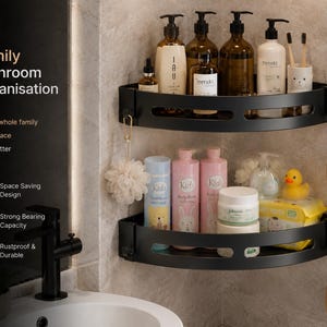 Puede incluir: Estanter&iacute;as de esquina negras para ba&ntilde;o con varios art&iacute;culos de aseo, incluyendo botellas de champ&uacute;, gel de ducha y loci&oacute;n. Las estanter&iacute;as est&aacute;n montadas en una pared alicatada y est&aacute;n dise&ntilde;adas para la organizaci&oacute;n del ba&ntilde;o familiar.