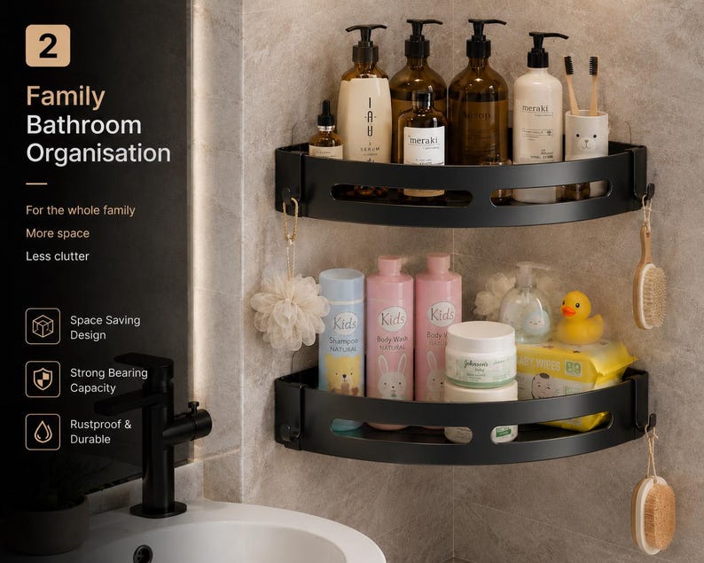 Puede incluir: Estanter&iacute;as de esquina negras para ba&ntilde;o con varios art&iacute;culos de aseo, incluyendo botellas de champ&uacute;, gel de ducha y loci&oacute;n. Las estanter&iacute;as est&aacute;n montadas en una pared alicatada y est&aacute;n dise&ntilde;adas para la organizaci&oacute;n del ba&ntilde;o familiar.