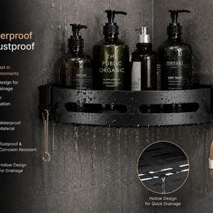 Puede incluir: Estante de ducha negro montado en la esquina con varias botellas oscuras de productos de ba&ntilde;o. El estante tiene un dise&ntilde;o hueco para el drenaje y est&aacute; etiquetado como impermeable y a prueba de &oacute;xido. Una esponja vegetal y una cadena dorada cuelgan.