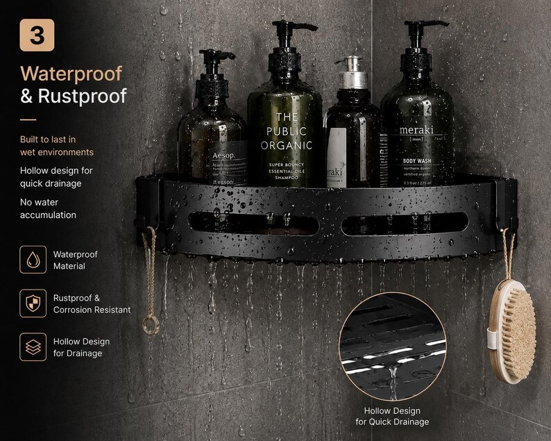 Puede incluir: Estante de ducha negro montado en la esquina con varias botellas oscuras de productos de ba&ntilde;o. El estante tiene un dise&ntilde;o hueco para el drenaje y est&aacute; etiquetado como impermeable y a prueba de &oacute;xido. Una esponja vegetal y una cadena dorada cuelgan.