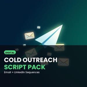Pode incluir: Um gráfico digital com um avião de papel branco brilhante voando para cima, rodeado por vários ícones de envelopes pequenos. O texto diz: DIGITAL COLD OUTREACH SCRIPT PACK Email + LinkedIn Sequences sobre um fundo escuro degradado.