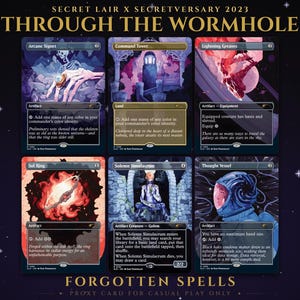 Puede incluir: Una colección de seis cartas coleccionables de Magic: The Gathering titulada Secret Lair x Secretversary 2023 Through the Wormhole. Las cartas presentan ilustraciones con temática espacial, incluyendo Arcane Signet, Command Tower, Lightning Greaves, Sol Ring, Solemn Simulacrum y Thought Vessel, sobre un fondo oscuro estrellado.