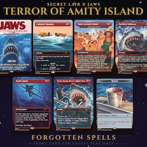 Könnte beinhalten: Eine Sammlung von sieben Secret Lair x Jaws Sammelkarten mit dem Titel Terror of Amity Island. Die Karten zeigen Illustrationen von Haien, Ozeanszenen und Charakteren aus dem Film, mit Texten wie Jaws, Cathartic Reunion und Blood.