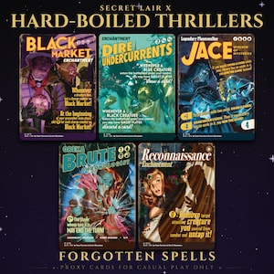 Puede incluir: Un conjunto de cinco cartas proxy de Magic: The Gathering tituladas Secret Lair x Hard-Boiled Thrillers. Las cartas presentan ilustraciones estilizadas y texto para Black Market, Dire Undercurrents, Jace Wielder of Mysteries, Obeka Brute Chronologist y Reconnaissance.