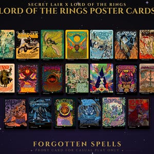 Puede incluir: Una colección de cartas póster Secret Lair x Lord of the Rings con ilustraciones coloridas y estilizadas de personajes y escenas. El texto dice Secret Lair x Lord of the Rings, Lord of the Rings Poster Cards y Forgotten Spells.