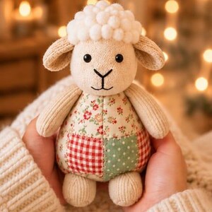 Pu&ograve; includere: Un peluche a forma di pecora con testa e arti in maglia color crema, caratterizzato da una parte superiore testurizzata a pon-pon. Il corpo &egrave; realizzato in tessuto patchwork con motivi floreali, a quadretti rossi e bianchi e a pois verdi.
