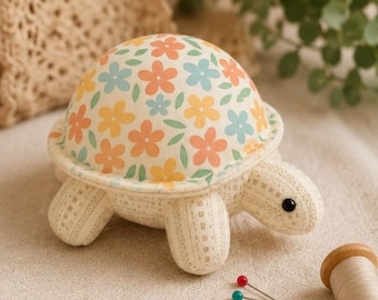 Tartaruga di peluche floreale, decorazione in tessuto cucita a mano, giocattolo di peluche in stile cottagecore