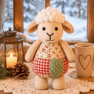 Pu&ograve; includere: Un peluche a forma di pecora con testa testurizzata color crema, orecchie pendenti e corpo rotondo caratterizzato da un design patchwork in tessuto floreale, a quadretti rossi e a pois verdi. La pecora ha occhi e naso ricamati in nero.