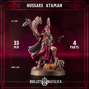 Könnte beinhalten: Eine Hussars Ataman Miniaturfigur mit totenkopfartigem Helm, gefiederten Flügeln und magentafarbenem Stoff. Die Figur hält einen Streitkolben und eine Pistole auf einem Sockel. Text zeigt 33 mm bis zu den Augen und 4 Teile. Marke Bullet Basilica.