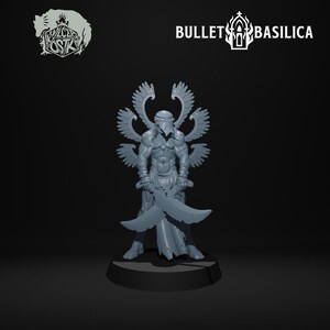 Könnte beinhalten: Eine graue Harz-Miniaturfigur, die einen geflügelten humanoiden Charakter mit maskiertem Gesicht darstellt, der zwei geschwungene Klingen hält. Die Figur steht auf einem runden Sockel, mit dem Text BULLET BASILICA und einem Logo mit dem Text WILCZA KOSTKA darüber.