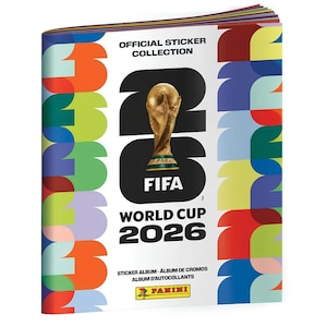 以下が含まれることがあります： FIFAワールドカップ2026公式ステッカーコレクションアルバムは、白い表紙に大きな黒い26のグラフィック、金色のトロフィーの画像、側面にカラフルな幾何学模様が描かれています。表紙にはOfficial Sticker Collectionと記されています。