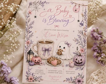 Op de afbeelding: Een rechthoekige uitnodigingskaart voor een babyshower met de tekst A Baby is Brewing, Olivia Wilson en evenementdetails. Het ontwerp bevat een koffiemok, een spookje met een koekje, pompoenen, een lantaarn en bloemaccenten in roze en paars.