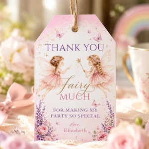 Könnte beinhalten: Ein rechteckiges Geschenkanhänger-Schild aus Papier mit rosafarbenem Farbverlauf, zwei illustrierten Feen mit Flügeln, goldenen Sternen und violetten Blumen. Der Text lautet: THANK YOU Fairy MUCH FOR MAKING MY PARTY SO SPECIAL Love, Elizabeth.
