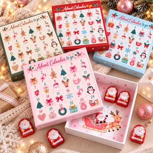 Op de afbeelding: Vier vierkante Advent Calendar to go doosjes in groen, rood, blauw en roze, elk met een raster van vierentwintig genummerde iconen zoals de Kerstman, rendieren en cadeaus. Eén roze doosje is open en toont twee in folie verpakte Kerstman-chocolaatjes.