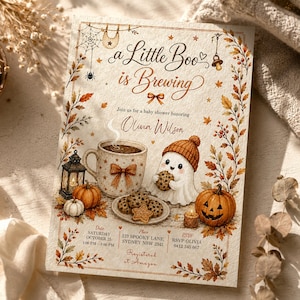Puede incluir: Una tarjeta de invitación rectangular para baby shower con el texto A Little Boo is Brewing, Olivia Wilson y detalles del evento. El diseño incluye un fantasma con gorro, una taza, galletas, calabazas, una linterna y hojas otoñales en tonos cálidos.