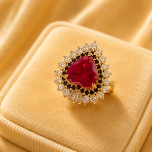 Rubinroter Herz-Statement-Ring aus 925er Sterlingsilber mit goldfarbenem Halo / Individuell gestalteter Akzentring / Überraschungsgeschenk