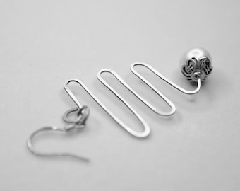 Brincos pendentes minimalistas em prata de lei 925 com pérolas de água doce de 9 a 10 mm.