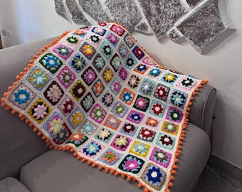 Gehäkelte Patchworkdecke aus Wollmischung, 90 x 100 cm | Granny Square mit 3D-Blumen | Bunte, handgefertigte Kuscheldecke | Sofadecke