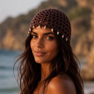 Gorro de ganchillo de verano con cuentas, gorro de malla estilo boho chic, gorro de playa marrón para mujer, accesorio hecho a mano para festivales.