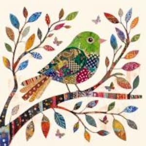 Könnte beinhalten: Eine farbenfrohe Illustration eines Patchwork-Vogels, der auf einem Ast mit gemusterten Blättern und Schmetterlingen sitzt. Der Vogel weist grüne, blaue und gemusterte Details auf. Die Äste und Blätter sind mit verschiedenen Farben und Mustern verziert.