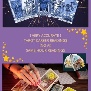 Op de afbeelding: Een verzameling tarotkaarten met blauwe illustraties van Justice, Queen of Cups, The Emperor, Death en The Fool. De tekst luidt: ! VERY ACCURATE ! TAROT CAREER READINGS !NO AI! SAME HOUR READINGS. Een hand houdt een tarotkaart van de Zon boven hout.