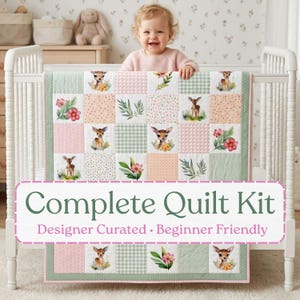 Könnte beinhalten: Eine Patchwork-Decke mit einem wiederkehrenden Muster aus jungen Rehen, rosa Blumen, grünen Blättern und karierten Quadraten in Salbeigrün und zartem Rosa. Der Text "Complete Quilt Kit" und "Designer Curated • Beginner Friendly" ist darübergelegt.