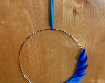 Feito à mão azul ombré empilhado feltro folha grinalda anel de metal círculo cabide de porta 10 polegadas