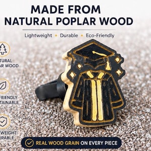 Könnte beinhalten: Ein Holzornament mit Abschlusskappe und -robe aus natürlichem Pappelholz. Das Ornament ist schwarz und goldfarben, mit dem Text "MADE FROM NATURAL POPLAR WOOD". Es ist leicht, langlebig, umweltfreundlich und hat eine echte Holzmaserung.
