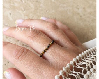Anillo de ojo de tigre y acero inoxidable. Anillo fino con cuentas. Estilo boho chic para mujer.