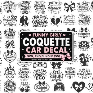Könnte beinhalten: Eine Sammlung von schwarz-weißen Autoaufkleber-Designs mit rosa Akzenten. Die Designs umfassen Schleifen, Autos und Sätze wie "Funny Girly Coquette Car Decal". Das Bild ist ein SVG-, PNG-Bundle.
