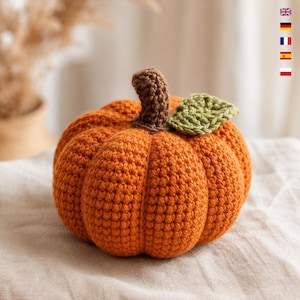 Puede incluir: Una calabaza naranja hecha a mano con ganchillo, con un tallo marrón y una hoja verde. La calabaza es un artículo decorativo, perfecto para el otoño o Halloween. La calabaza mide unos 13 cm de diámetro.