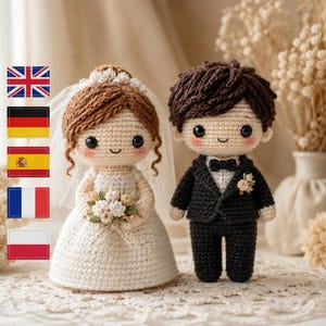 Può includere: Due bambole da sposa e sposo all'uncinetto. La sposa indossa un abito bianco e un velo, con un bouquet. Lo sposo è in abito nero con papillon. Entrambe le bambole hanno capelli castani e guance rosee. Un regalo di nozze fatto a mano.