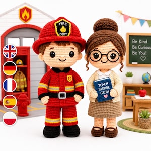 Peut inclure: Deux poupées au crochet côte à côte. La poupée de gauche porte un uniforme de pompier rouge avec un casque assorti marqué FIRE DEPT. La poupée de droite a des cheveux bruns en chignon, porte des lunettes, un gilet beige et tient un livre bleu marqué TEACH INSPIRE GROW.