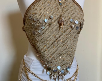 Top halter con diseño de concha bañada por el sol