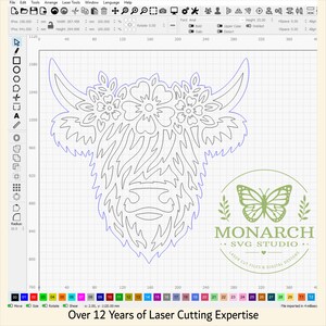Puede incluir: Un archivo vectorial digital que muestra el contorno de una cabeza de vaca Highland adornada con flores entre los cuernos. El dise&ntilde;o se muestra en una interfaz de cuadr&iacute;cula con el logotipo de Monarch SVG Studio con una mariposa y texto.