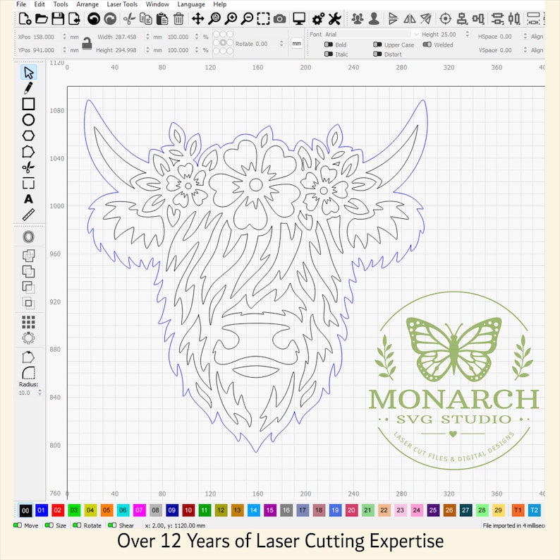 Puede incluir: Un archivo vectorial digital que muestra el contorno de una cabeza de vaca Highland adornada con flores entre los cuernos. El dise&ntilde;o se muestra en una interfaz de cuadr&iacute;cula con el logotipo de Monarch SVG Studio con una mariposa y texto.