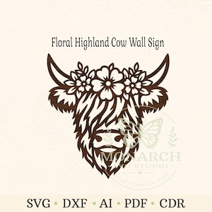 Puede incluir: Un letrero de pared cortado a l&aacute;ser en color marr&oacute;n oscuro que presenta una cabeza de vaca Highland estilizada adornada con una corona floral. El texto Floral Highland Cow Wall Sign aparece arriba, con SVG, DXF, AI, PDF y CDR abajo.