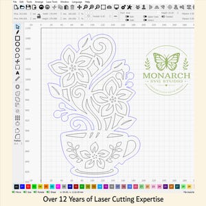 Op de afbeelding: Een digitaal vectorontwerpbestand in software, met een lijntekening van een theekopje gevuld met gestileerde bloemen en bladeren. Het logo van Monarch SVG Studio is rechts zichtbaar en de tekst luidt Over 12 Years of Laser Cutting Expertise.