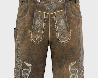 Könnte beinhalten: Dunkelbraune Lederhose mit aufwendigen hellen Stickereien von Hirschen und floralen Mustern. Das Kleidungsstück verfügt über eine Frontklappe mit Metallknöpfen, Gürtelschlaufen und eine Schnürung in der hinteren Mitte des Hosenbundes.